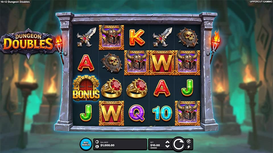 Main game interface with 5x4 reels, medieval weapons, rings, skull shields, Wild tiles and Bonus door symbol inside a torch-lit dungeon.